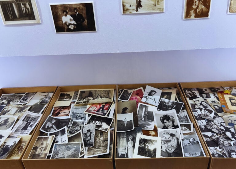 Les Rencontres d’Arles 2025: uno specchio incrinato della fotografia contemporanea  