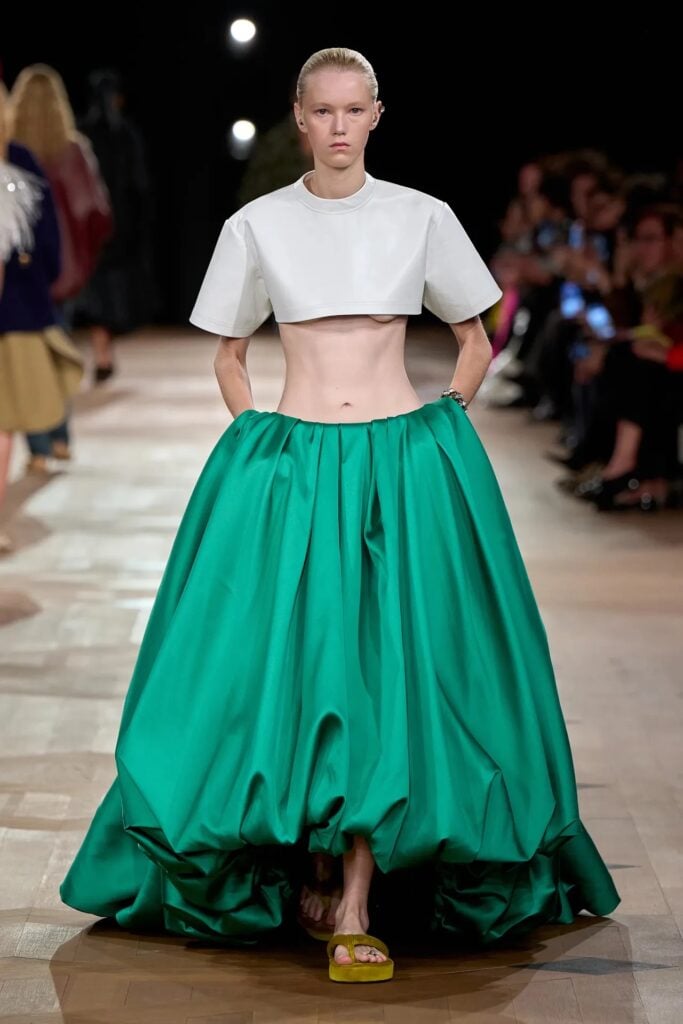 balenciaga ss26 Alla Paris Fashion Week 2025 sembra essere tutta una questione di debutti e sfilate spettacolari