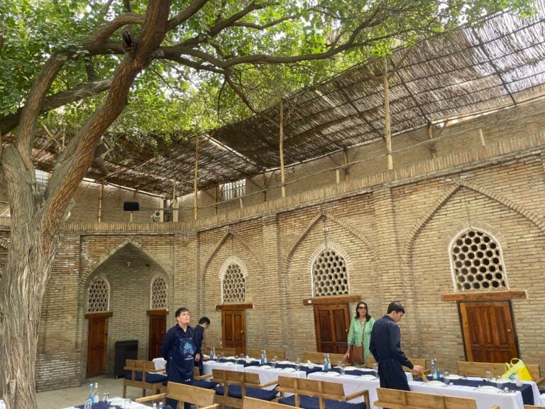 Biennale di Bukhara, Café Oshqozon, photo Claudia Giraud