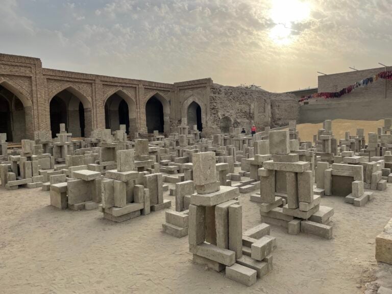 iennale di Bukhara, installazione di Antony Gormley, photo Claudia Giraud