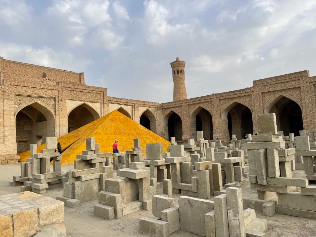 Biennale di Bukhara, installazione di Antony Gormley. Photo Claudia Giraud