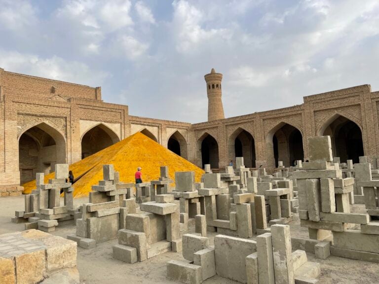 Biennale di Bukhara, installazione di Antony Gormley. Photo Claudia Giraud