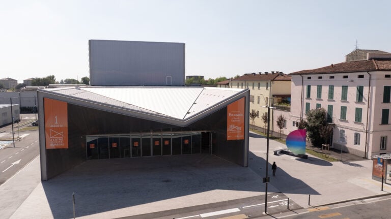 brescia teatro borsoni ex stasis tuttofuoco 20252 1 L’opera di Patrick Tuttofuoco che rigenera un angolo di Brescia è multicolore (e multiculturale) 