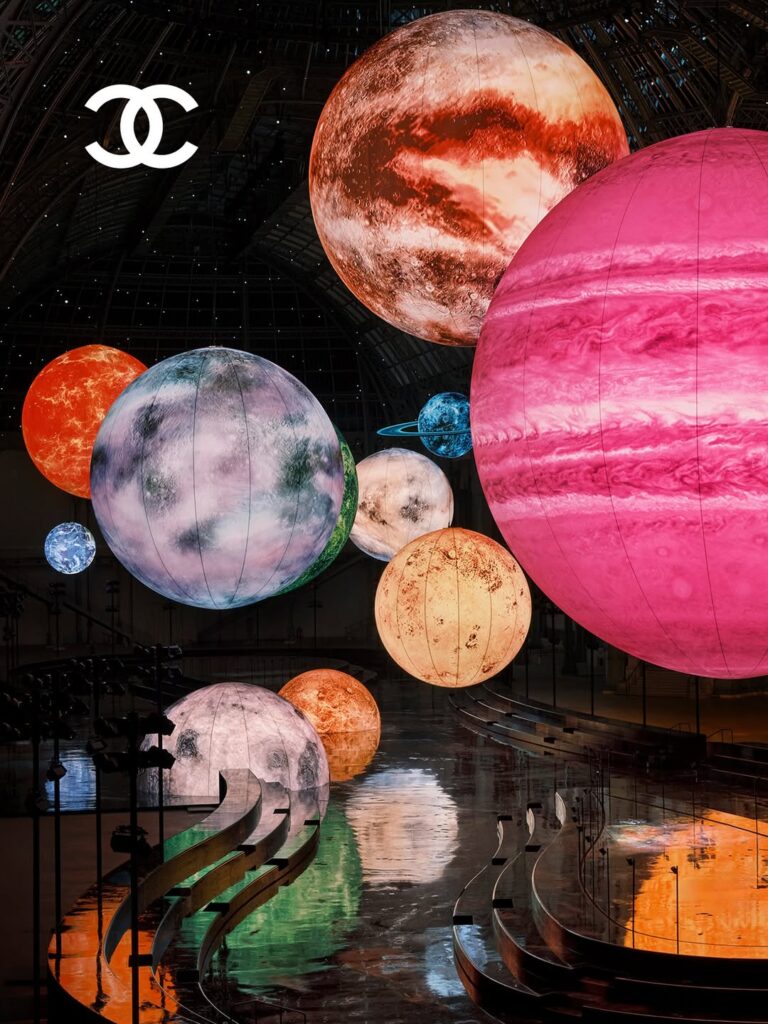 chanel primavera estate 2026 I set più folli delle sfilate sono firmate dallo studio Bureau Betak 