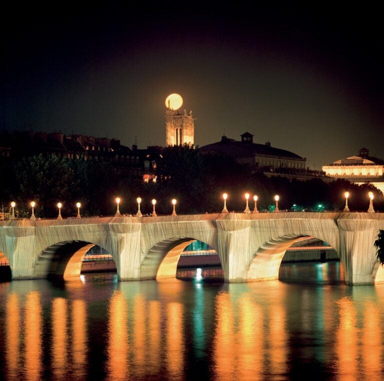 Christo and Jeanne-Claude, The Pont Neuf Wrapped, Paris, 1975-85, Photo Wolfgang Volz © 1985 Christo and Jeanne-Claude Foundation