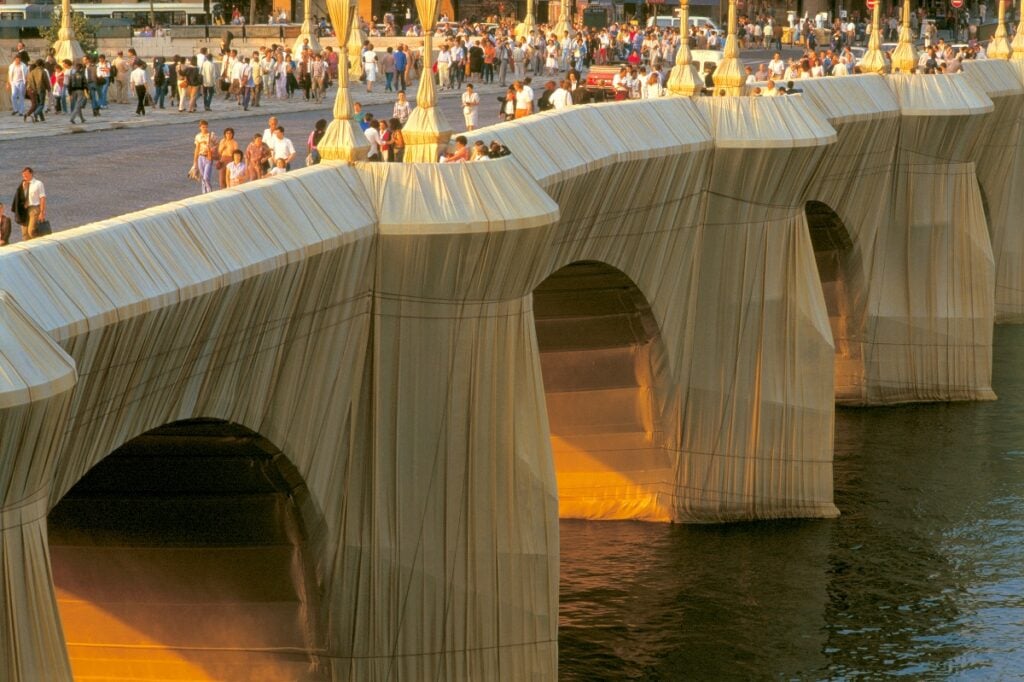 A Parigi nacque l’amore tra Christo e Jeanne-Claude: ora la città dedica loro una piazza sotto il loro ponte impacchettato