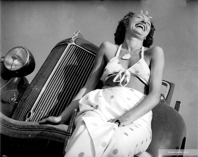 Nusch Éluard seduta su un’auto. Golfe Juan, Francia, 1937 © Lee Miller Archives