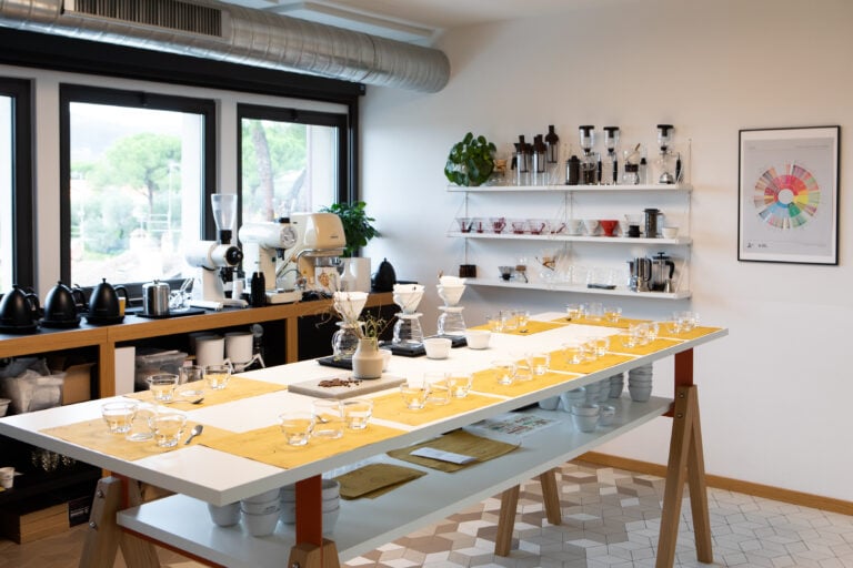 degustazione caffe Vicino a Firenze una storica azienda di caffè è anche museo e centro di formazione. Intervista a Lavinia Caini 