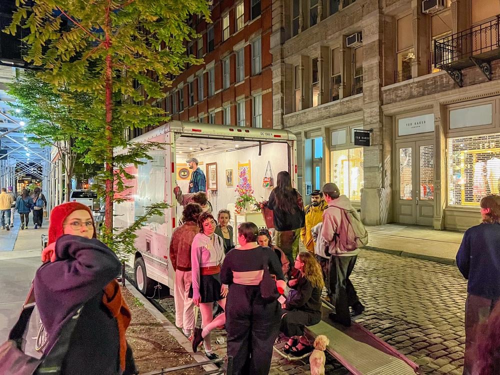 Delivery Included. La prima mostra di U-Haul Gallery