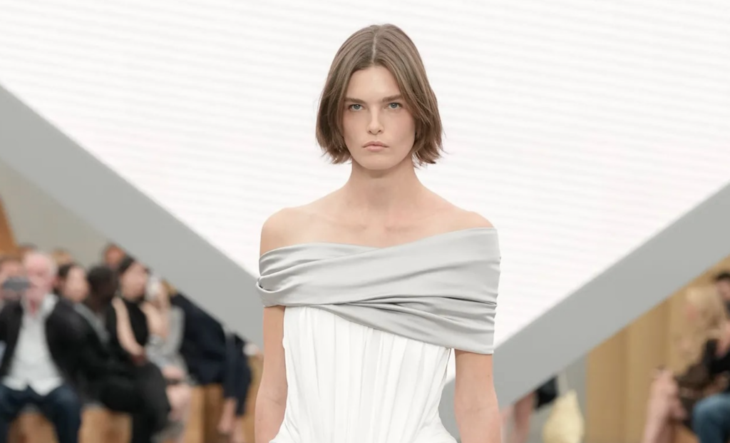 Alla Paris Fashion Week 2025 sembra essere tutta una questione di debutti e sfilate spettacolari