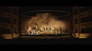 La grande impresa di realizzare un’opera alla Scala: il film che mostra il dietro le quinte