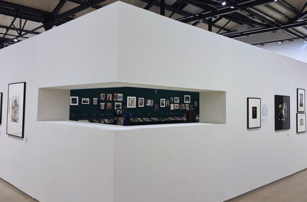 eaeb686e 0461 47e4 b42b ea8fc18643bc Les Rencontres d’Arles 2025: uno specchio incrinato della fotografia contemporanea