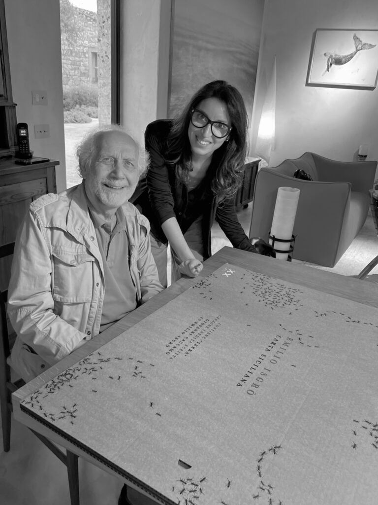 emilio isgro e loredana amenta nella stamperia di scicli firma dlelopera Emilio Isgrò e Giovanni Caccamo. Musica, immagini, poesia: un progetto speciale in Sicilia