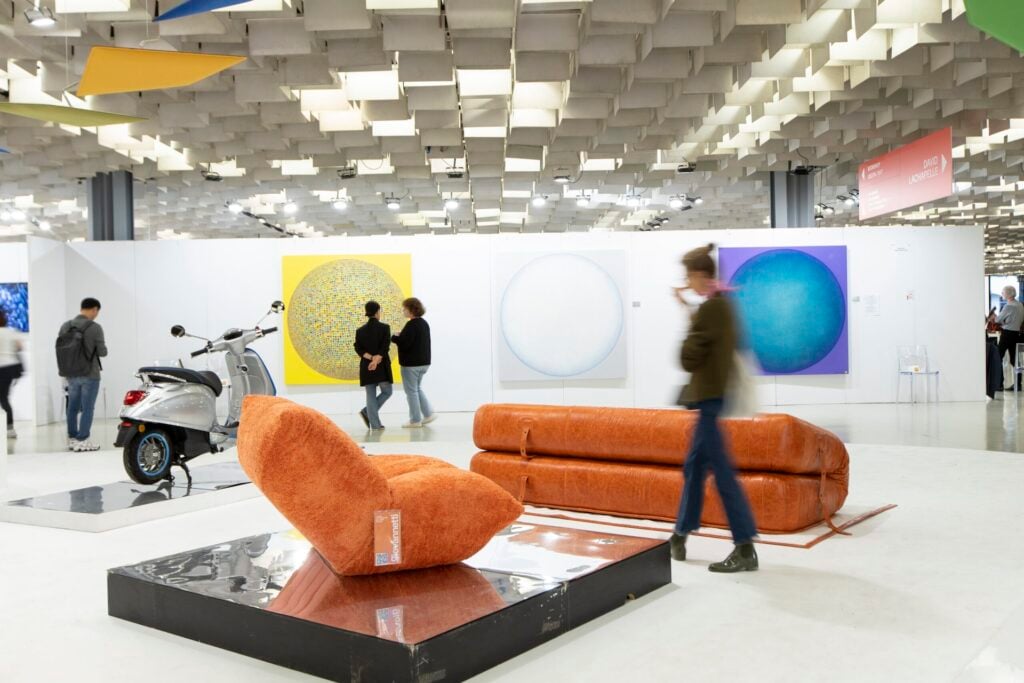 Florence Biennale 2025: il dualismo tra luce e oscurità come metafora del presente