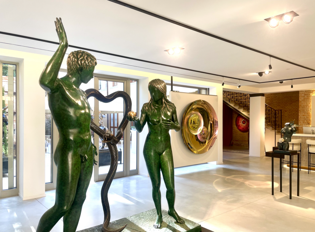 La nuova mega galleria appena aperta a Venezia in realtà è un tempio del cattivo gusto