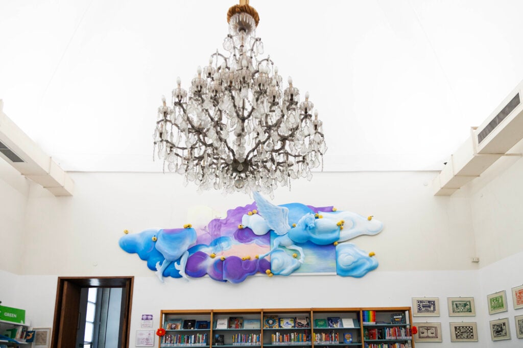 Hermès dona opere d’arte alla città di Milano. Erano nelle vetrine, ora sono in biblioteca