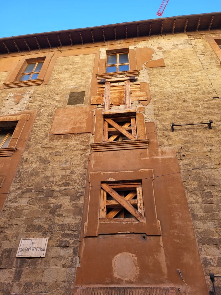 Il centro storico di Camerino, tra cantieri avviati ed edifici ancora in attesa