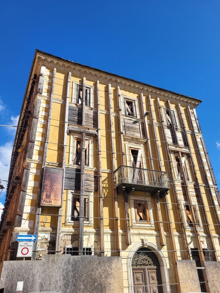 Il centro storico di Camerino, tra cantieri avviati ed edifici ancora in attesa