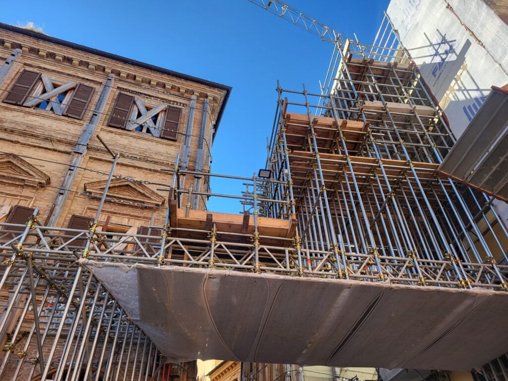 Il centro storico di Camerino, tra cantieri avviati ed edifici ancora in attesa