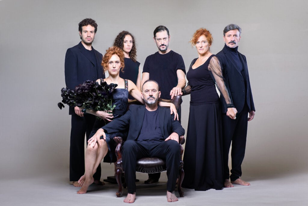 Il lutto si addice ad Elettra, compagnia al completo. Photo Federico Pitto