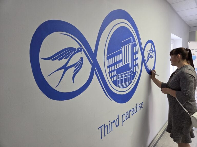 Il murales che riproduce un'interpretazione del Terzo Paradiso di Pistoletto in un corridoio dell'Università Beketov di Kharkiv