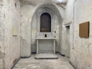 In un’ex cappella di Napoli c’è una mostra d’arte che esalta gli spazi dimenticati