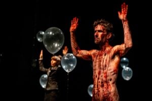 A Milano lo spettacolo dell’artista Jan Fabre è un inno alla resistenza