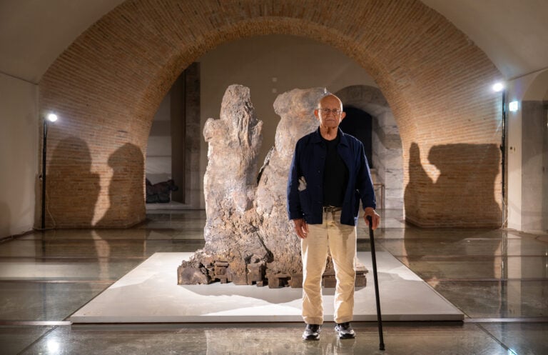 Jim Dine davanti la scultura "Venus and Neptune", Sala dell’Armeria, Castel Nuovo. Ph: Antonio Massa