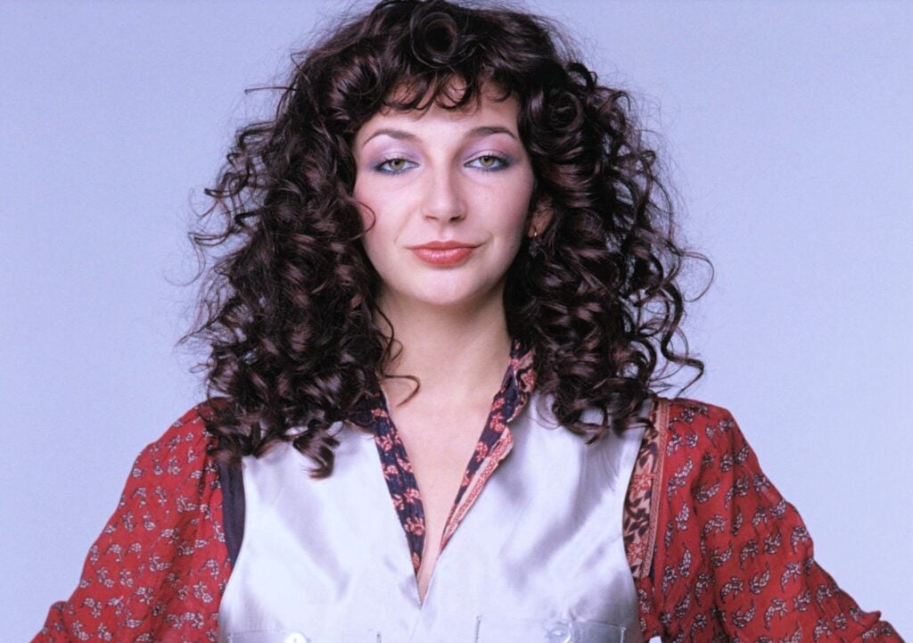 Le opere di oltre 50 artisti inglesi ispirate da una canzone di Kate Bush all’asta per aiutare i bambini coinvolti nelle guerre