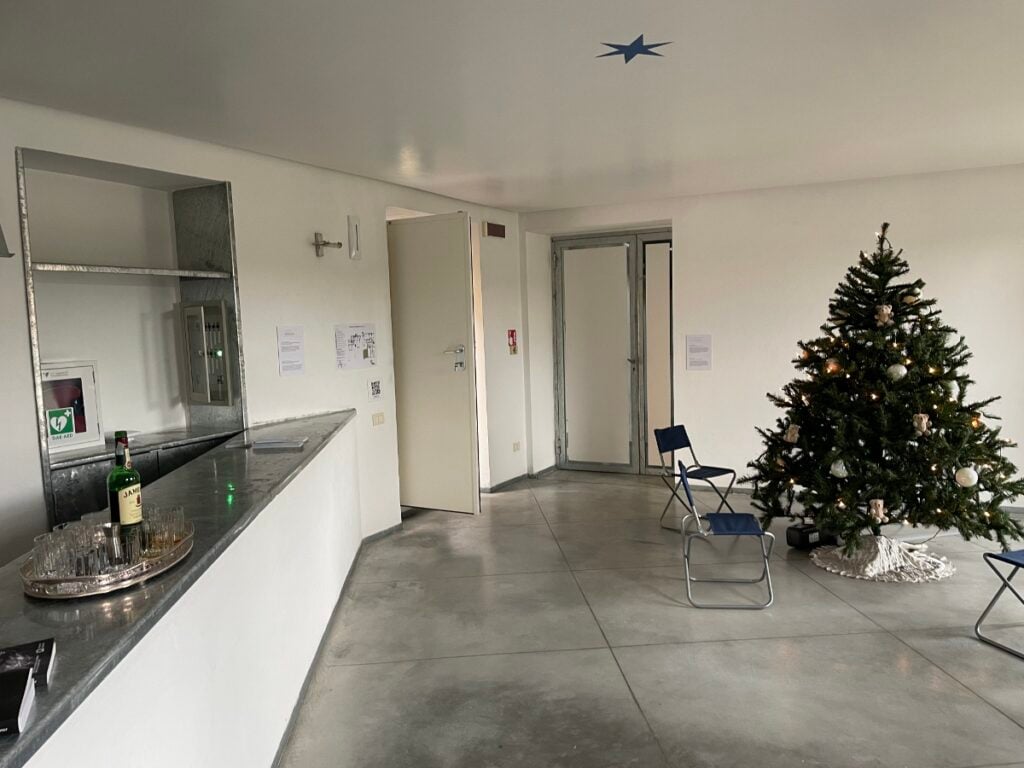 la bella estate palazzo re rebaudengo guarene cn foto claudia giraud 4 1200x900 1 In Piemonte la mostra che celebra i 30 anni della Fondazione Sandretto Re Rebaudengo e inneggia agli Anni Novanta 
