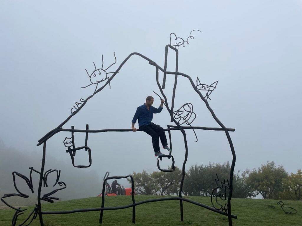 Arte pubblica nelle Langhe. Dietro c’è la storia personale dell’artista kosovaro Petrit Halilaj
