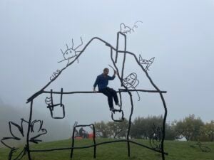Arte pubblica nelle Langhe. Dietro c’è la storia personale dell’artista kosovaro Petrit Halilaj