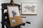 Le due stampe d'artista realizzate da Emilio Isgrò a Scicli, Carta Siciliana e Ti amo (2025). Stamperia d'arte Amenta, Scicli