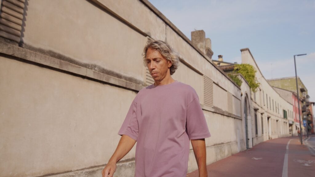 2. L’artista Patrick Tuttofuoco percorre via Milano