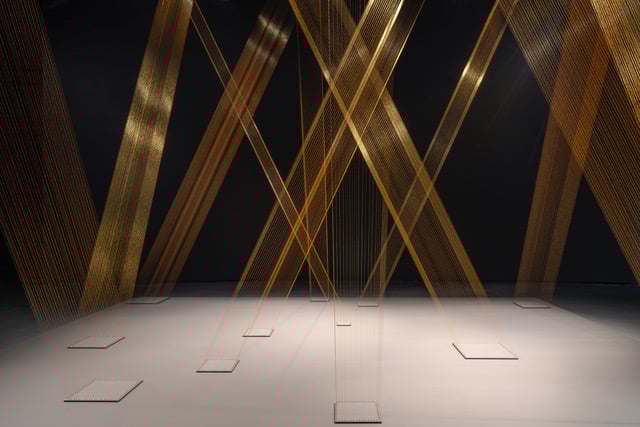 Veduta di uno degli spazi dedicati all'esposizione Tessere lo spazio di Lygia Pape @Collection Pinault