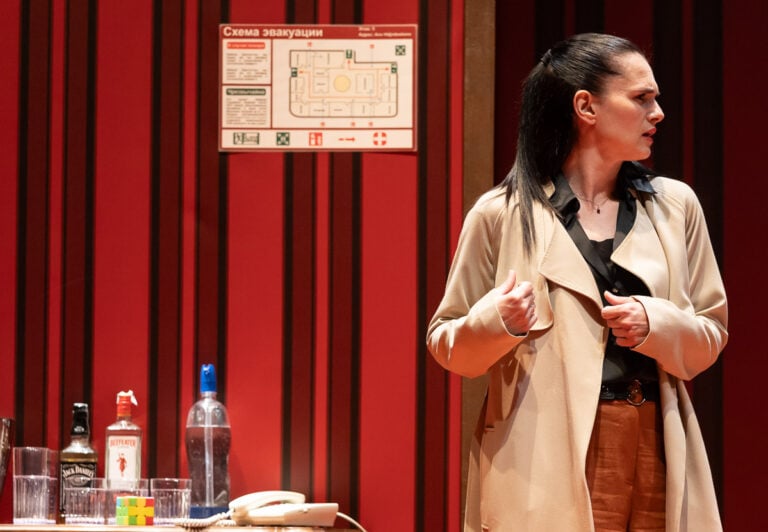 Marta Belloni e Michele Correra in Wild - Chi ricorda Edward Snowden_ (Foto di scena di Laila Pozzo), (di Mike Bartlett, regia Bruno Fornasari)