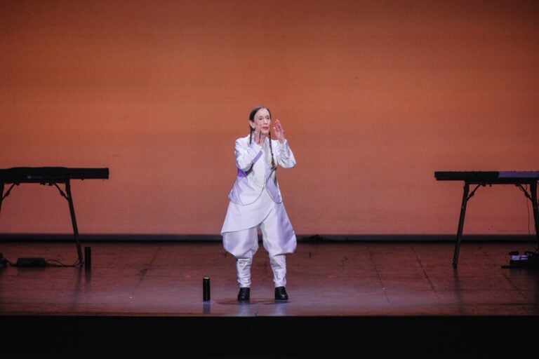 meredith monk in concert courtesy la biennale di venezia ph andrea avezzu 3 1200x800 1 Meredith Monk a Venezia per il Leone d’Oro alla Biennale Musica: il report del concerto