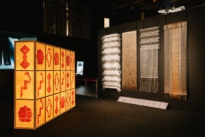 L’azienda italiana che fa fare arazzi ad artisti e architetti contemporanei