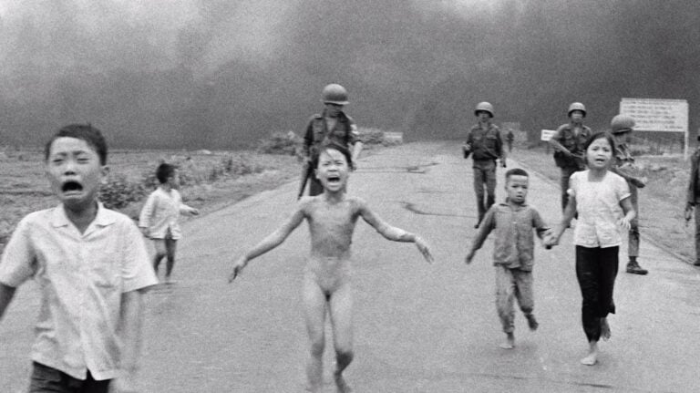 nick ut c napalm girl 1972 ap photo right Il grande festival di Napoli dedicato ai film sull’arte contemporanea compie 30 anni 