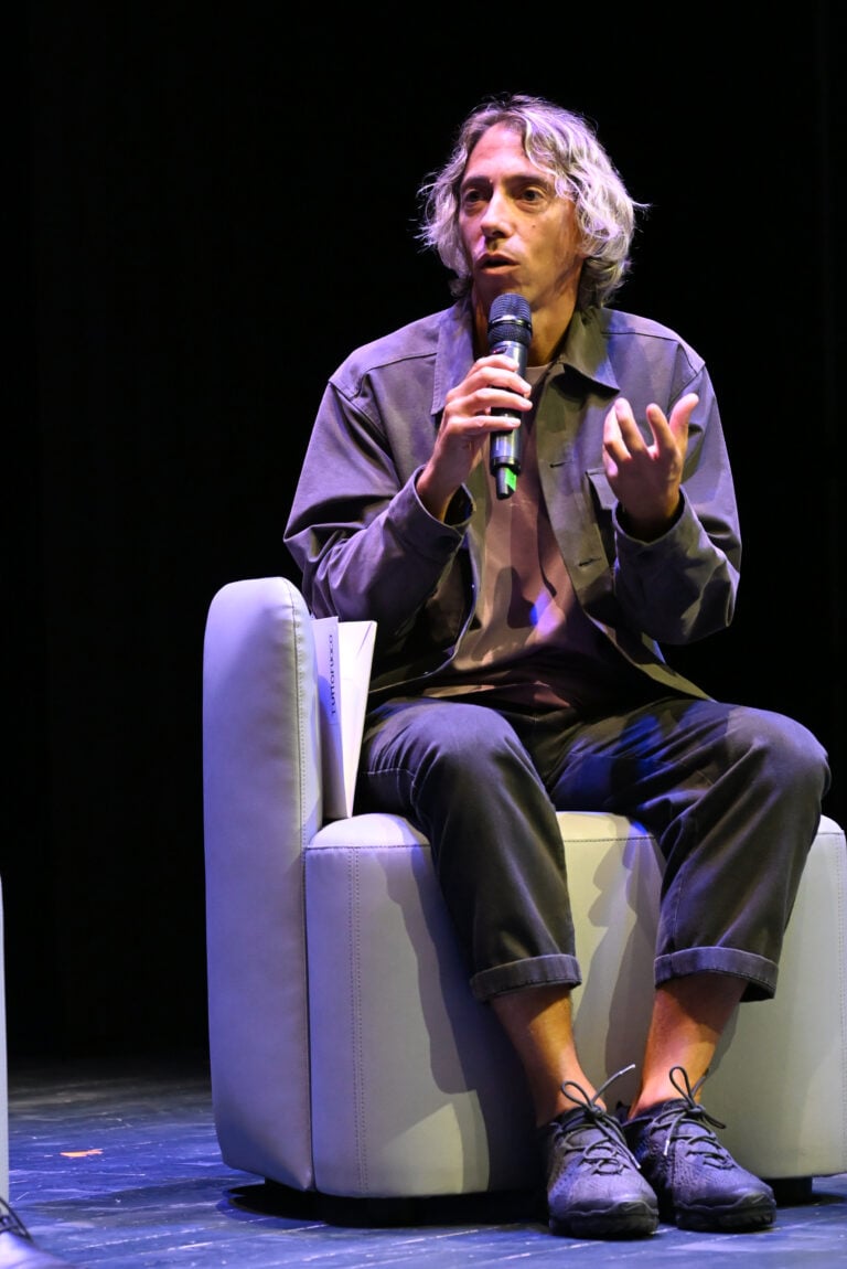 patrick tuttofuoco1 L’opera di Patrick Tuttofuoco che rigenera un angolo di Brescia è multicolore (e multiculturale) 