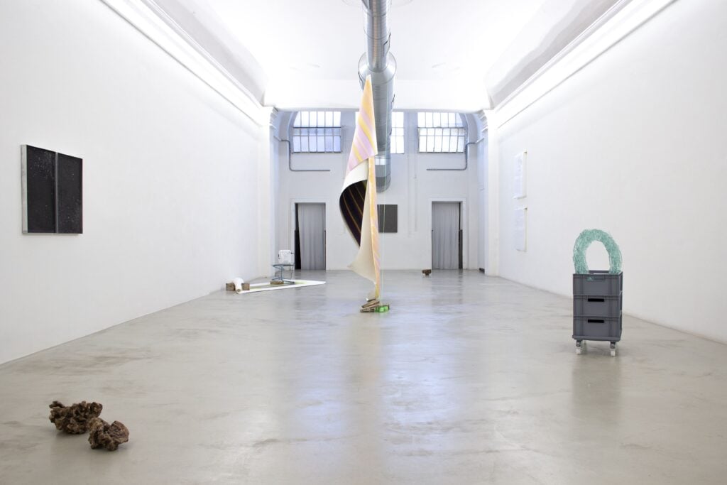 Uno spettacolo di memoria, corpo e materia. Tre artiste si incontrano in una mostra a Bologna