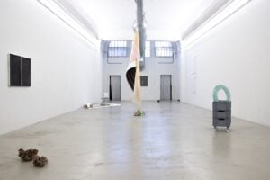 Uno spettacolo di memoria, corpo e materia. Tre artiste si incontrano in una mostra a Bologna