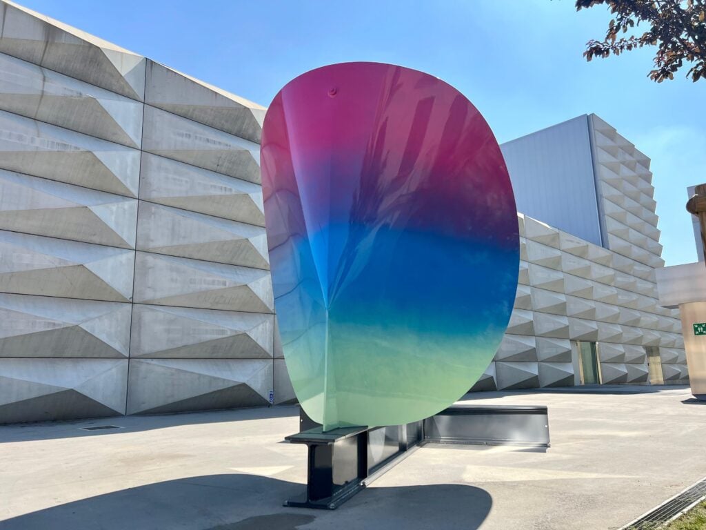 L’opera di Patrick Tuttofuoco che rigenera un angolo di Brescia è multicolore (e multiculturale) 