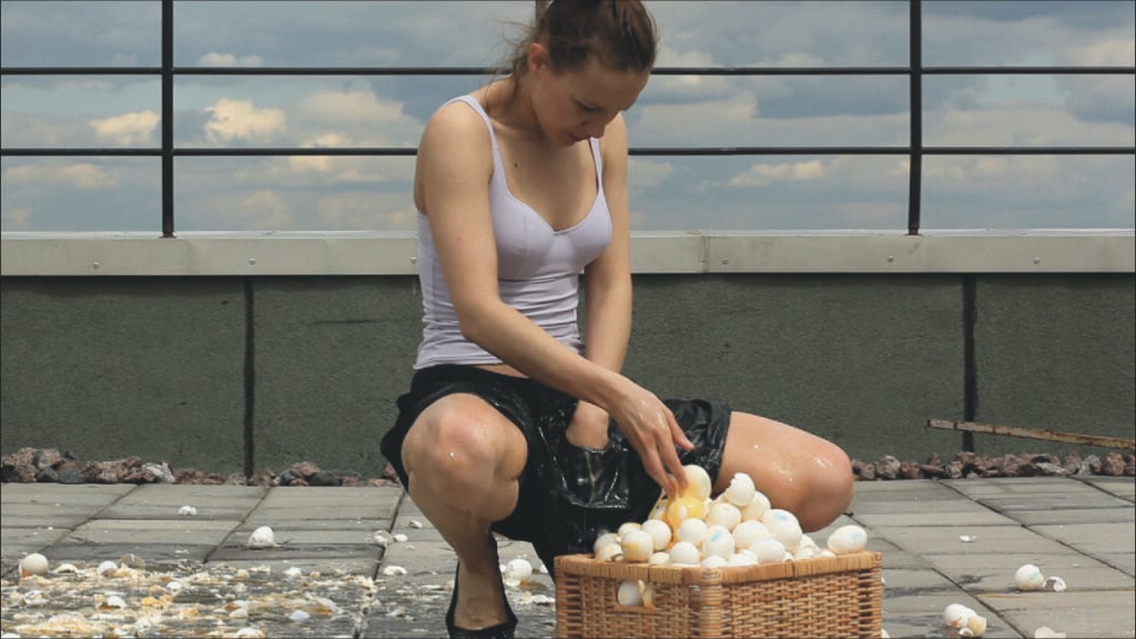 Rinascere come una farfalla. La metamorfosi nella videoarte in una mostra a Torino