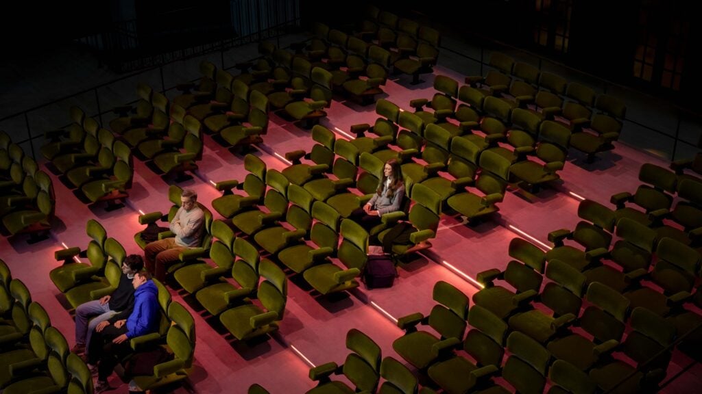 Il brand italiano Prada realizza un cinema d’artista a Londra per riflettere sulla spettatorialità