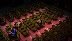 Il brand italiano Prada realizza un cinema d’artista a Londra per riflettere sulla spettatorialità