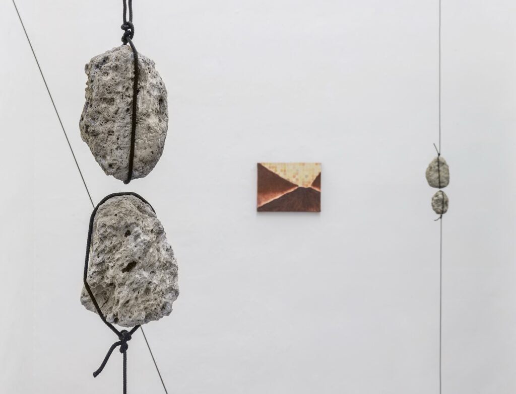 Anche la geologia può diventare poetica: Romain Dumesnil in mostra a Torino