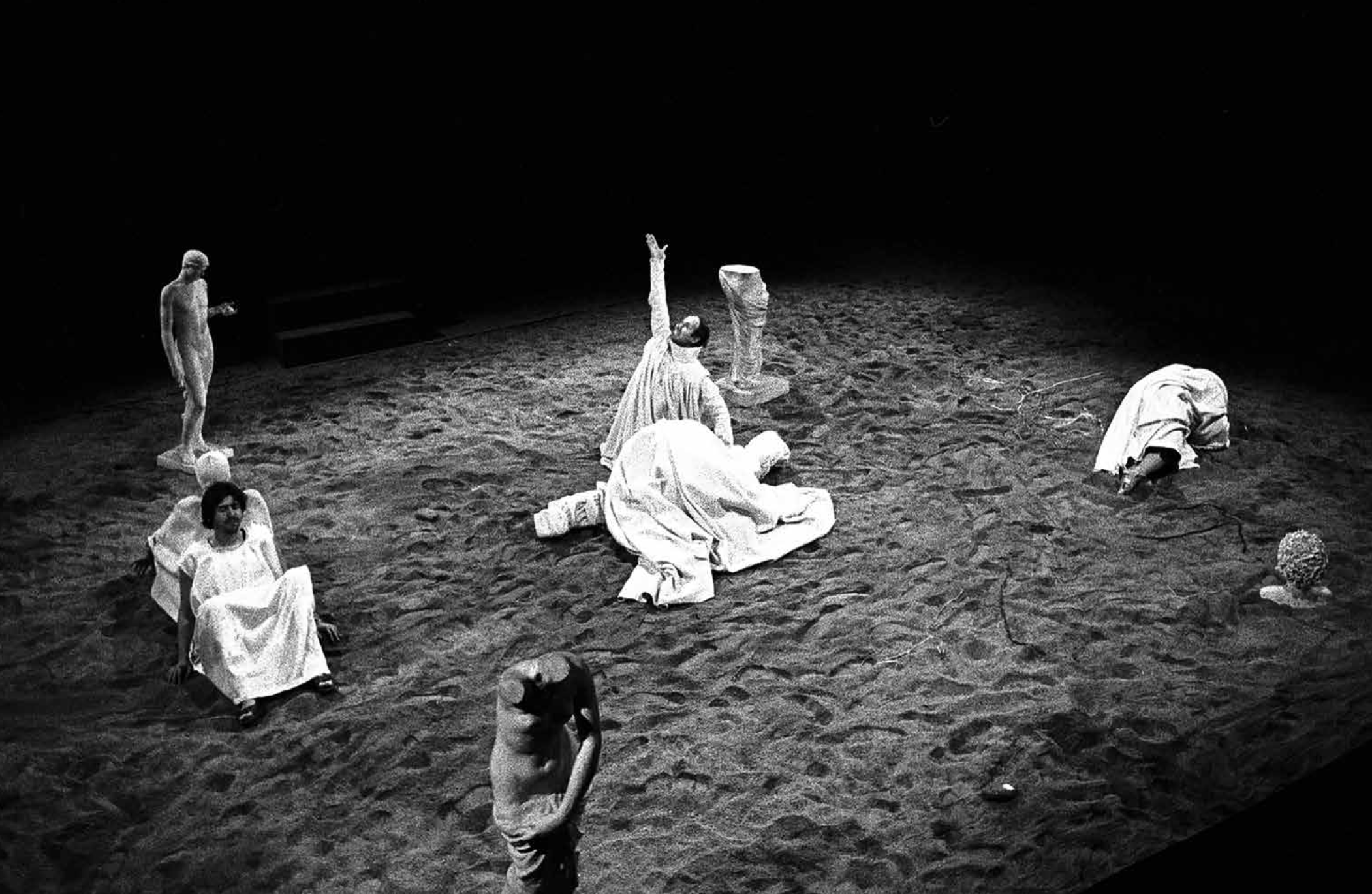 https://www.artribune.com/wp-content/uploads/2025/10/satyricon79-foto-di-scena-6-credits-giovanni-bacchi.png