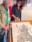 Scicili, Emilio e Isgrò e Loredana Amenta con l'opera grafica Carta siciliana, 2025