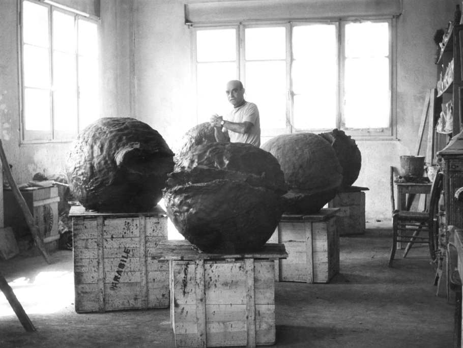 Lucio Fontana con alcuni Concetti spaziali, Natura, Albissola Marina, 1959-1960